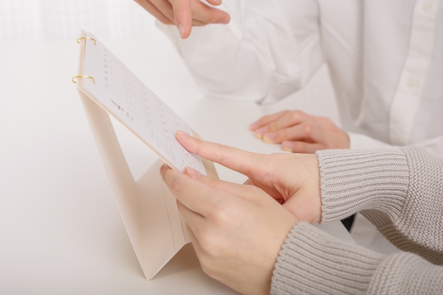 卓上カレンダーを指さす